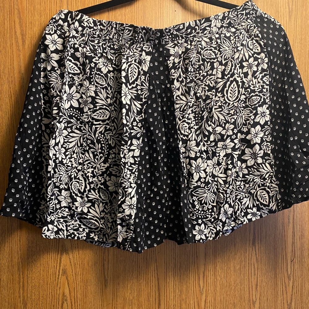 Black and white print design Aeropostale skirt